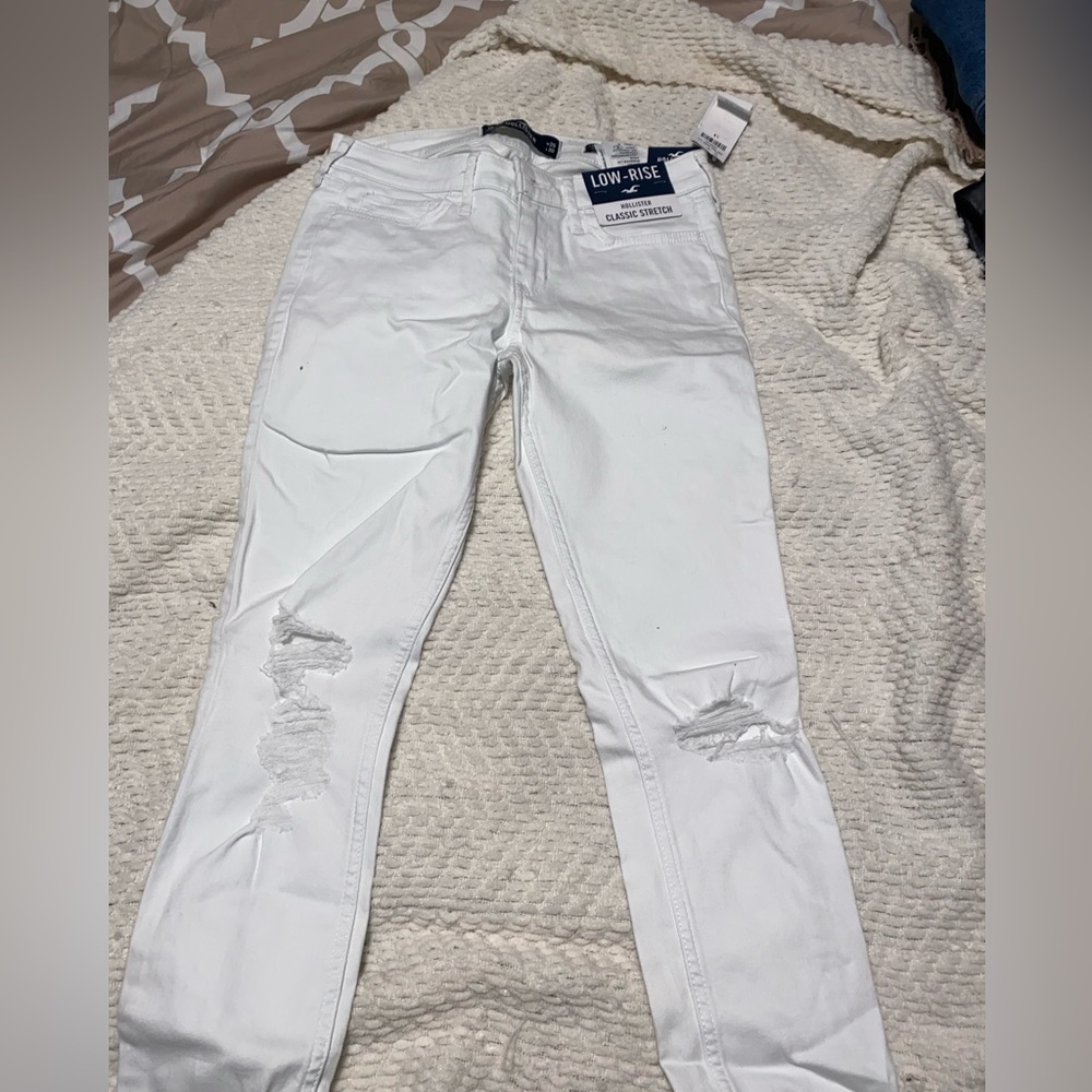 Low rise Hollister classic stretch white jeans, new with tags, size 1R